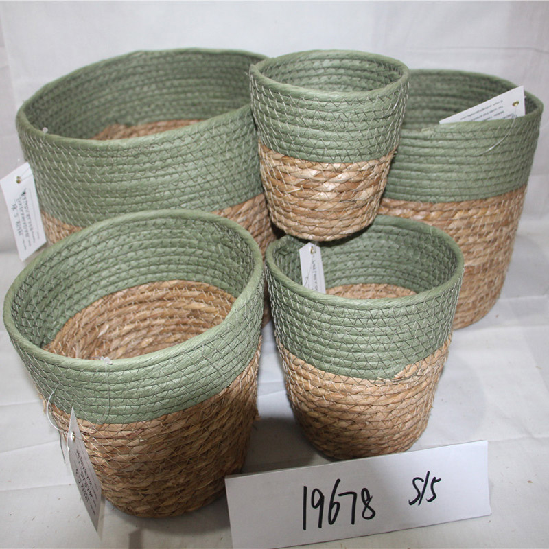 Ručně vyrobený košík na trávu z přírodního vodního hyacintu s rukojetí